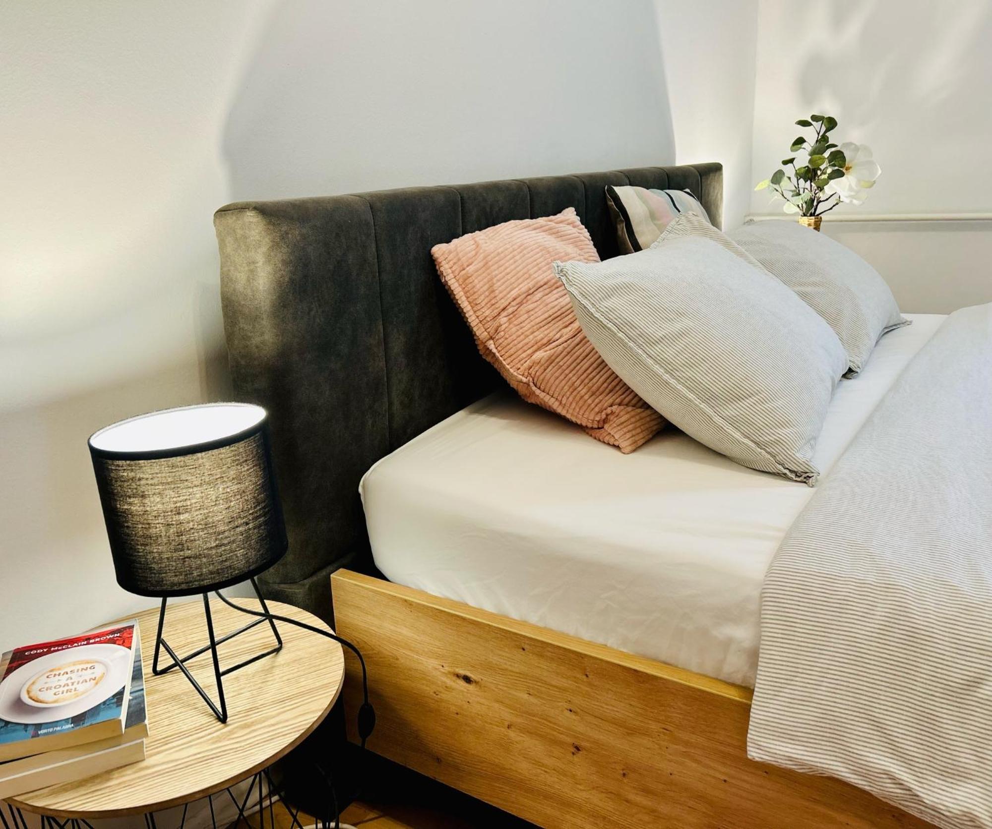 Local Heart At Main Square And Zrinjevac Park! Appartement Zagreb Buitenkant foto